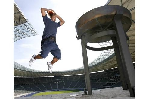 Chris Owens (USA / Alba) funktioniert die historische Flammenschale des Berliner Olympiastadions zum Korb um.