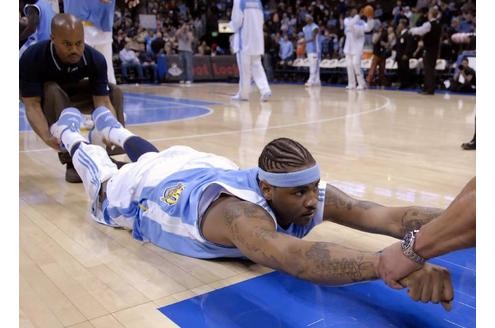 Ziiiiiiieeeeeh! Carmelo Anthony wird lang gemacht - dabei ist der Forward der Denver Nuggets schon 203 Zentimeter lang.