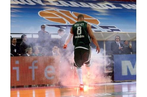 Da brennt es lichterloh: Michael Batiste (Panathinaikos Athen) löscht ein bengalisches Feuer während des griechischen Basketball Pokalfinales.