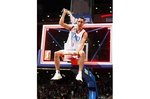 Da muss eigentlich der Ball durch! Aber Pablo Prigioni (Tau Ceramica) feiert den spanischen Pokalsieg und darf den Korb verstopfen.