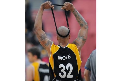 Zum Haare raufen. Doch wo keine (mehr) sind, nimmt A.J. Moye (Tübingen) einfach das Stirnband.