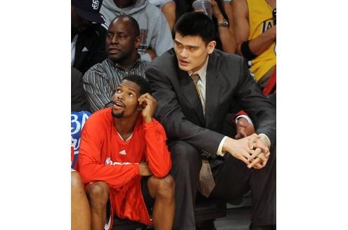 Irgendwie niedlich: Yao Ming (re.) im Gespräch mit Aaron Brooks.