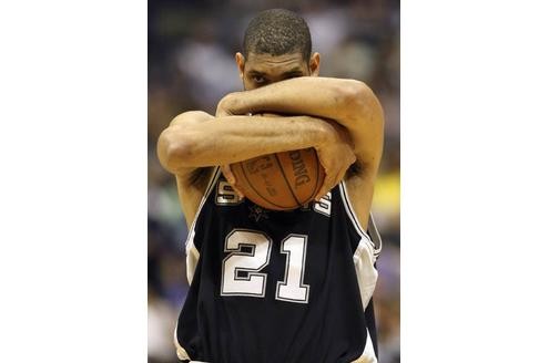 NBA-Star Tim Duncan von San Antonio Spurs will den Ball auf gar keinen Fall mehr hergeben.