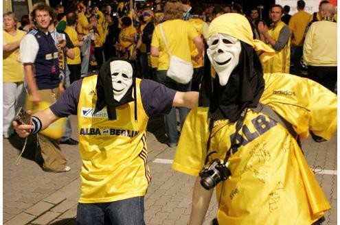 Alba-Fans mit gruseligen Masken - zum Fürchten sind sie allerdings nicht.