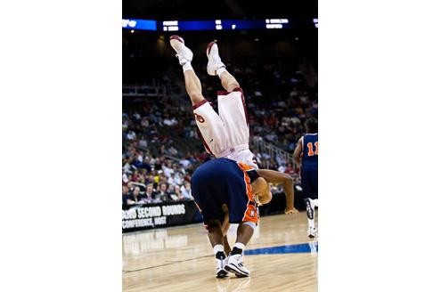 Ameer Ali von den Morgan State Bears lässt Blake Griffin über die Klinge springen.