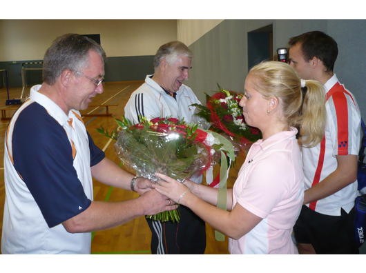 Karin Schnaase und Alexander Roovers erhielten beide von Detlef Pampus (vorne) und Klaus Fuhrmann einen Blumenstrauß als Dankeschön für ihr Engagement.