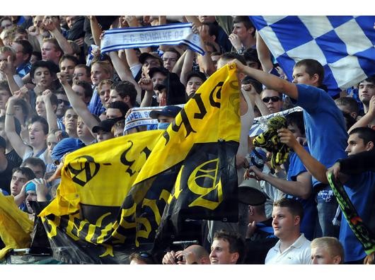 Schalker präsentieren die Fahne des Fanclubs "Grafschaft schwarzgelb". Foto: Steffen Gerber