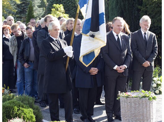 Klaus Fischer trug bei der Beerdigung von Rolf Rüssmann die Fahne, auch Paul Breitner und Karl-Heinz Rummenigge (r.) gehörten zu den Trauergästen. (Foto: ap)