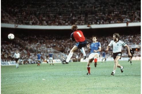 Das Sinnbild für ein fieses Foul: Toni Schumacher hat es im Halbfinale der WM 1982 auf den Franzosen Patrick Battiston abgesehen.