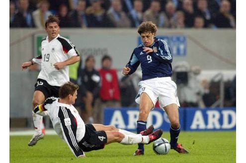 Auch deutsche Verteidiger können ganz schön brutal zu Werke gehen. Christian Wörns beim Freundschaftsspiel gegen Argentiniens Hernan Crespo.