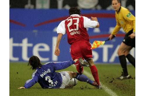 Nur auf die Knochen geht Levan Kobiashvili beim Foul an Bayerns Owen Hargreaves.