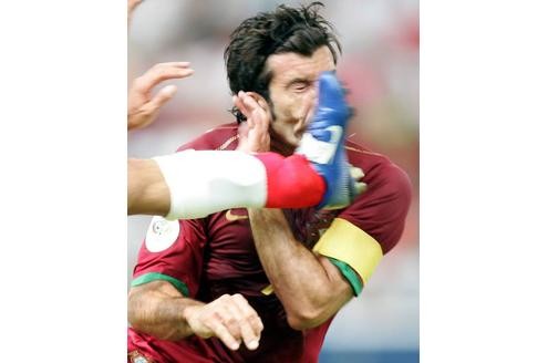 Stollen von links. Luis Figo bekommt bei der WM 2006 zu spüren, was die Iraner unter internationaler Härte verstehen.