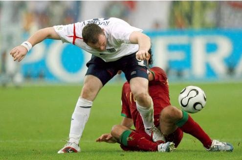 Ricardo Carvalho ist ein hartnäckiger Zweikämpfer. Da kann man als genervter Wayne Rooney schon einmal die Nerven verlieren und auskeilen...