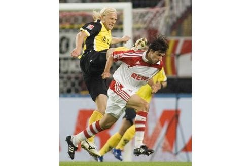 Da kann auch der Kampf um den Ball keine Ausrede sein. Aachens Pekka Lagerblom steigt gegen Thomas Broich vom 1. FC Köln ein.