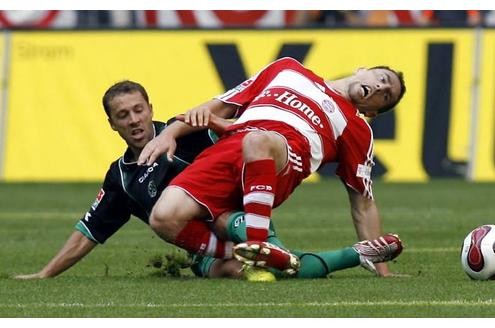 Steven Cherundolo hat die Faxen dicke und drischt Bayern-Star Franck Ribery einfach um.