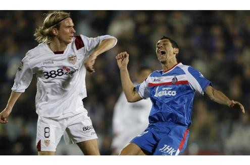 Der Ex-Schalker Christian Poulsen (FC Sevilla) fährt den Ellenbogen gegen Francisco Javier Casquero (Getafe) aus.