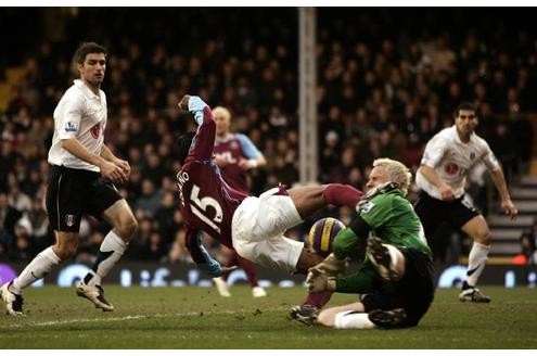 Nolberto Solano trifft Torwart Antti Niemi in der 88. Minute hart im Gesicht. Ach ja, das Tor hat übrigens gezählt... 1:0 für West Ham in Fulham.