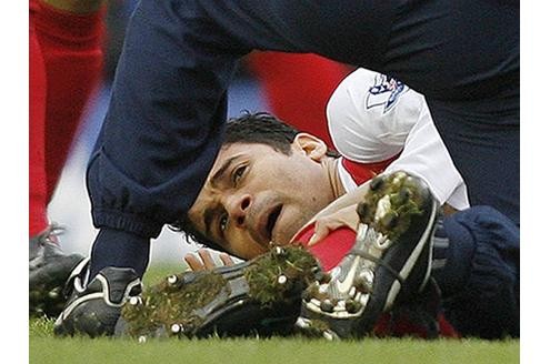 Eduardo da Silva (Arsenal) ist Opfer des Birmingham-Spielers Taylor geworden.
