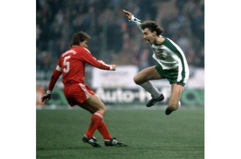 Eine lange Pause für Rudi Völler zog auch dieses Einsteigen von Klaus Augenthaler nach sich. Der Bremer Stürmer fiel fünf Monate aus, war aber zumindest pünktlich zur WM 1986 wieder fit.