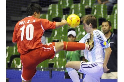 Kampfsportarten beherrschen Asiaten ziemlich gut. Im Fußball haben Tritte wie der des Chinesen Wu Zhuoxi gegen Argentiniens Hernan Garcias.