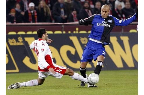 Das Sprunggelenk schmerzt schon bei diesem Foul von Kölns Roda Antar an Alex Silva (Hamburger SV).