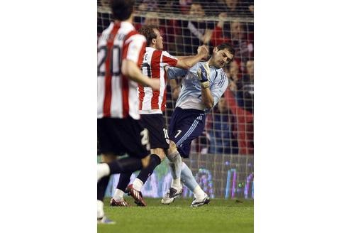 Ein klarer Fall von Sportart verwechselt: Bilbaos Francisco Yeste streckt Madrids Torwart Iker Casillas mit einem Fausthieb nieder.