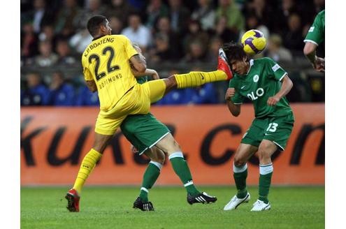Der Dortmunder Kevin Prince Boateng springt mit gestrecktem Bein in Wolfsburgs Makoto Hasebe hinein.