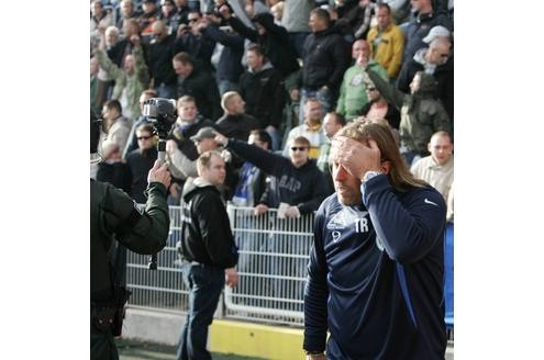 Jenas Trainer Rene van Eck ist fassungslos angesichts der Ausschreitungen.