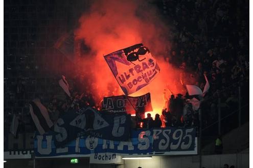 Bochumer Ultras zünden ein bengalisches Feuer.