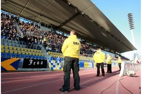 Die Folgen: Ein spärlich besetzter Fanblock von Carl Zeiss Jena - aufgrund einer Strafe des DFB waren nur 3000 Zuschauer zugelassen.