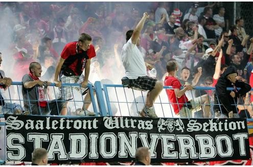 ... und auch die Hallenser sind wieder mit dabei und erklären sich solidarisch mit denjenigen, die nicht mehr ins Stadion dürfen.