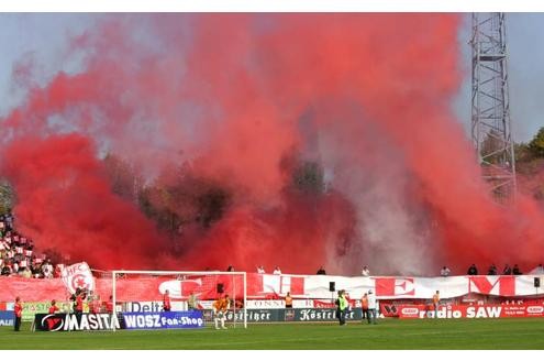 ... nicht gerade liebe Jungs. In der Rauchwolke möchte man als Fußballfan nicht stehen.