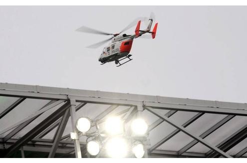 Ein Polizeihubschrauber über dem Stadion von Mönchengladbach.