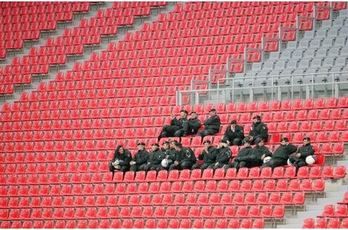 Die Polizei reagiert auf die Verlagerung der Gewalt in unetre Ligen. Hier sitzt die Bereitschaftspolizei in der (fast) leeren BayArena beim Regionalliga-Spiel Leverkusen II gegen Preußen Münster.