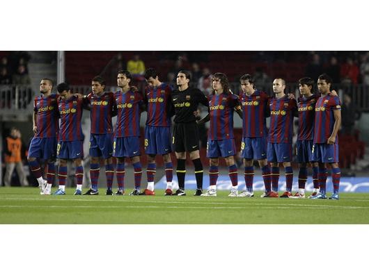 Die Spieler von Barcelona legten am Abend eine Schweigeminute ein. Foto: afp