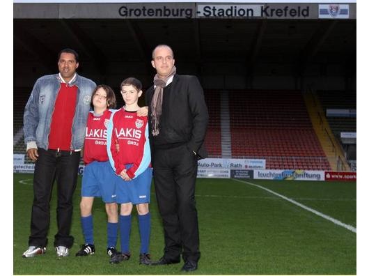 Ailton bei der Vorstellung im Stadion an derGrotenburg in Krefeld. Hier mit KFC-Clubchef Lakis. Fotos: Imago