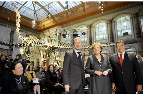 Bei der Auftaktveranstaltung zum Internationalen Jahr der biologischen Vielfalt posiert er im Januar 2010 gemeinsam mit Kanzlerin Angela Merkel und dem Exekutivdirektor des Umweltprogramms der Vereinten Nationen (UN), Achim Steiner, vor einem Dinosaurierskelett.
