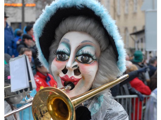 Manchmal lustig, manchmal bitter böse - aber immer liebevoll kostümiert: Das ist die Fastnacht in Basel.