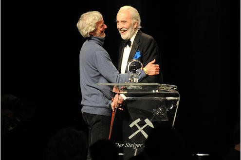 Sir Christopher Lee mit seinem Laudator Matthieu Carriere (links) Foto: Matthias Graben / WAZ FotoPool