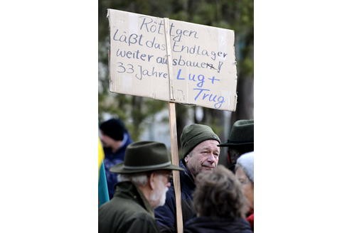 Dafür erntete er Kritik vom baden-württembergischen Ministerpräsidenten Stefan Mappus, der Röttgen sogar zum Rücktritt aufforderte. Der saarländische Ministerpräsident Peter Müller pflichtete ihm aber bei. Hier protestieren Demonstranten gegen Röttgens Gorleben-Erkundungspläne.