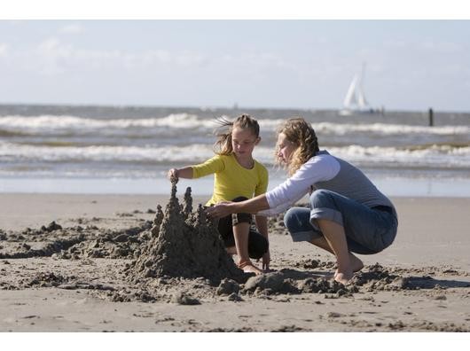 Freiheit und Familie: Am Strand von Ameland die ideale Kombination.