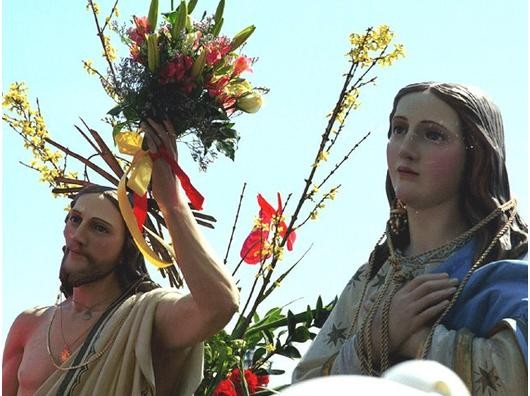 Heilig und gefeiert: Christus- und Marienstatue.