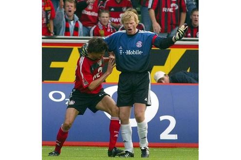...Oliver Kahn packt Thomas Brdaric...