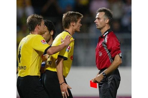 ...Schiedsrichter Jürgen Aust hat die rote Karte schon in der Hand, Wörns versucht noch zu beruhigen...