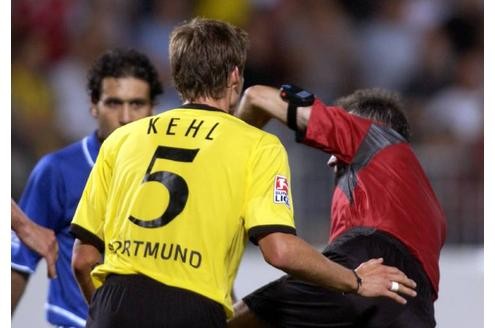 ...Sebastian Kehl rastet aus und stößt Schiedsrichter Jürgen Aust beinahe um...