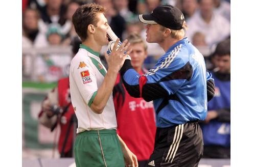 ...Oliver Kahn geht Miroslav Klose an die Nase - damals spielte Klose noch für Werder Bremen..