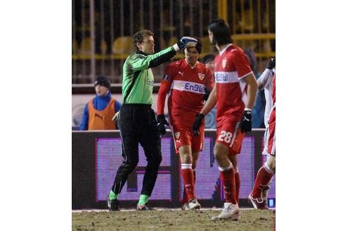 ...Stuttgarts Jens Lehmann riss seinem Mannschaftskollegen Khalid Boulahrouz das Stirnband vom Kopf..