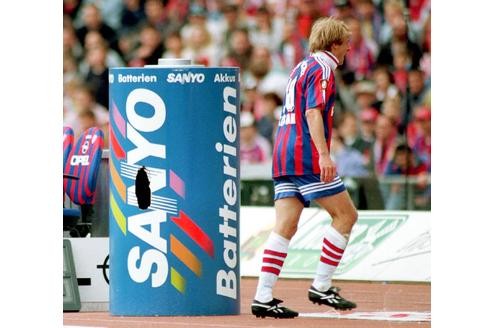 ...Jürgen Klinsmann kam 1997 im Bayern-Trikot erst nach seiner Auswechslung in Tritt...