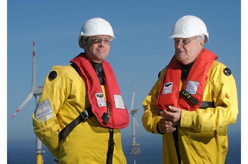 Norbert Röttgen und der damalige Vorstandsvorsitzende des Energieunternehmens Eon, Wulf Bernotat stehen im April 2010 vor Borkum in der Nordsee bei der Inbetriebnahme der ersten deutschen Offshore-Windkraftanlage auf einer Trafo-Plattform.
