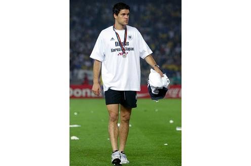Die 0:2-Niederlage im Endspiel gegen Brasilien erlebte Ballack als Zuschauer. 2002 wurde er zu Deutschlands Fußballer des Jahres gewählt, ...